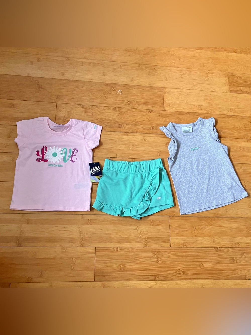 NWT Girls Size 4 Skechers Outfit - 2 Tees Tops & Skorts Set